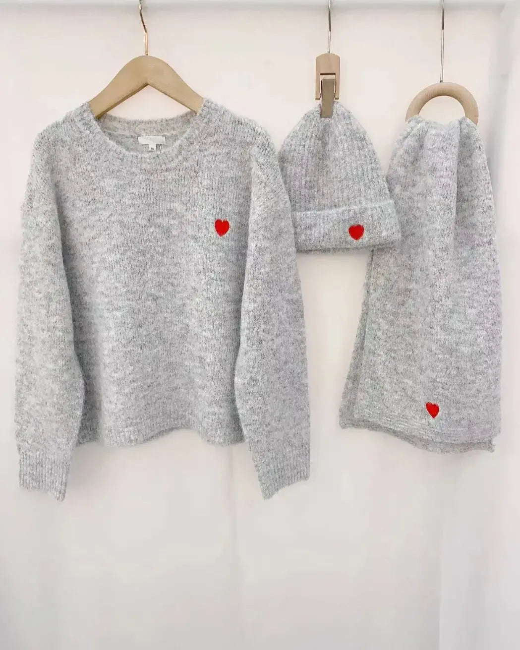 Ensemble pull, bonnet, écharpe coeur - gris